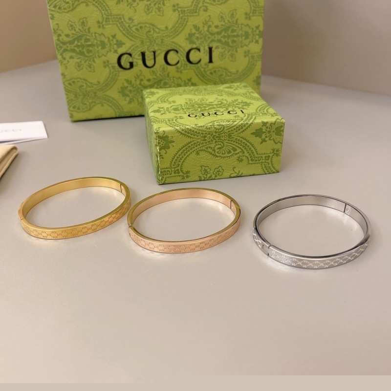 G*u*i necklaces